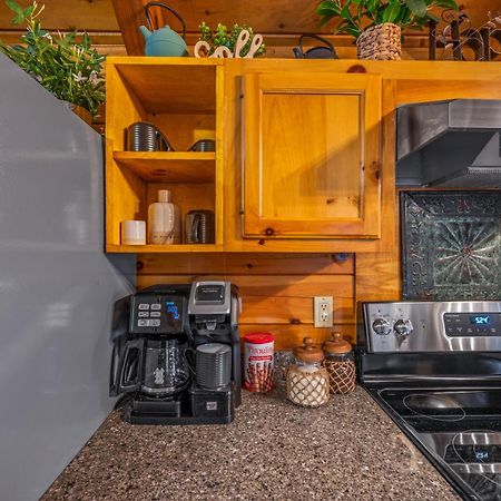 Log Cabin, Hot Tub, Fireplace, Pool Table & Views! Sevierville Ngoại thất bức ảnh