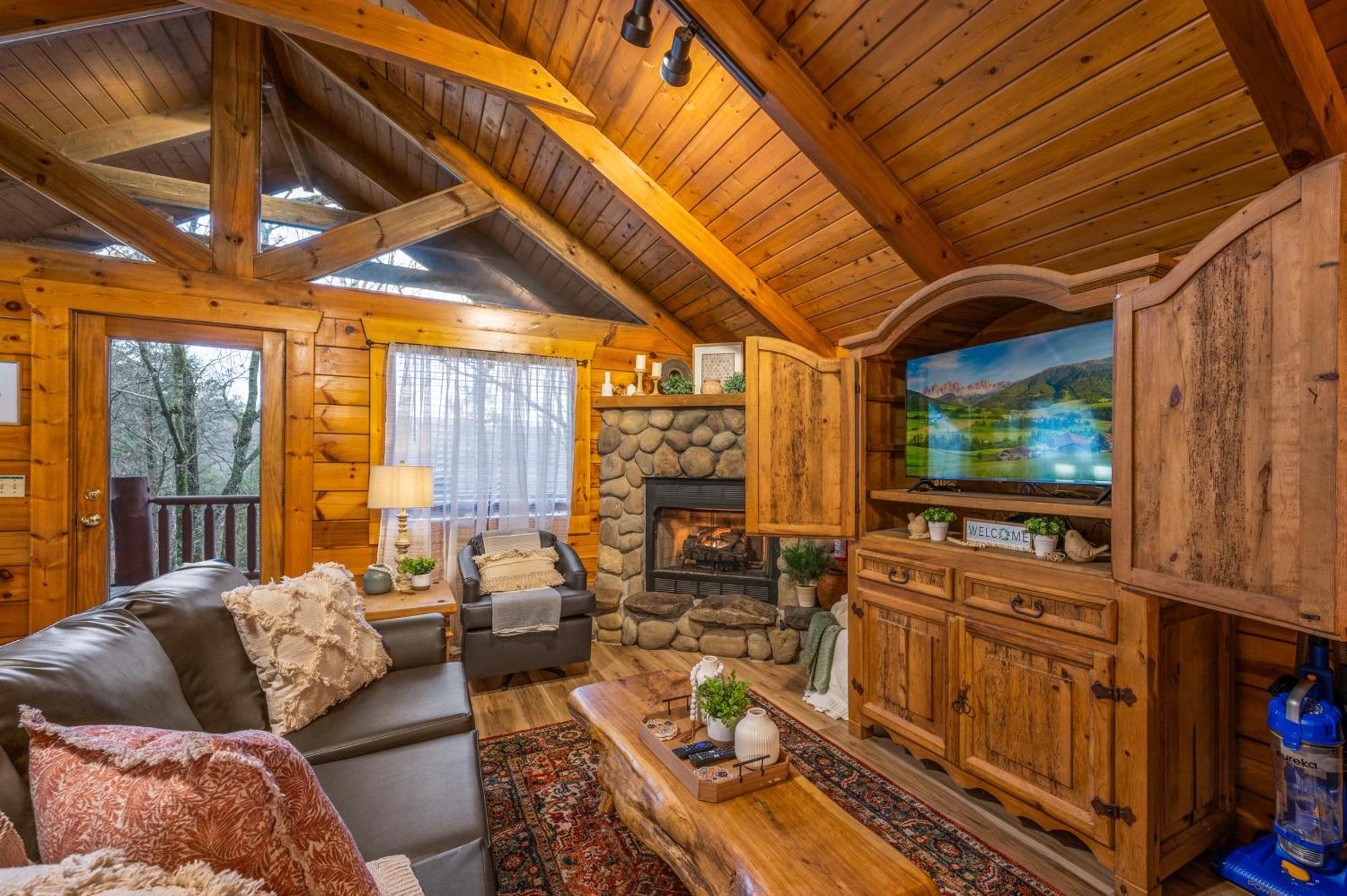 Log Cabin, Hot Tub, Fireplace, Pool Table & Views! Sevierville Ngoại thất bức ảnh