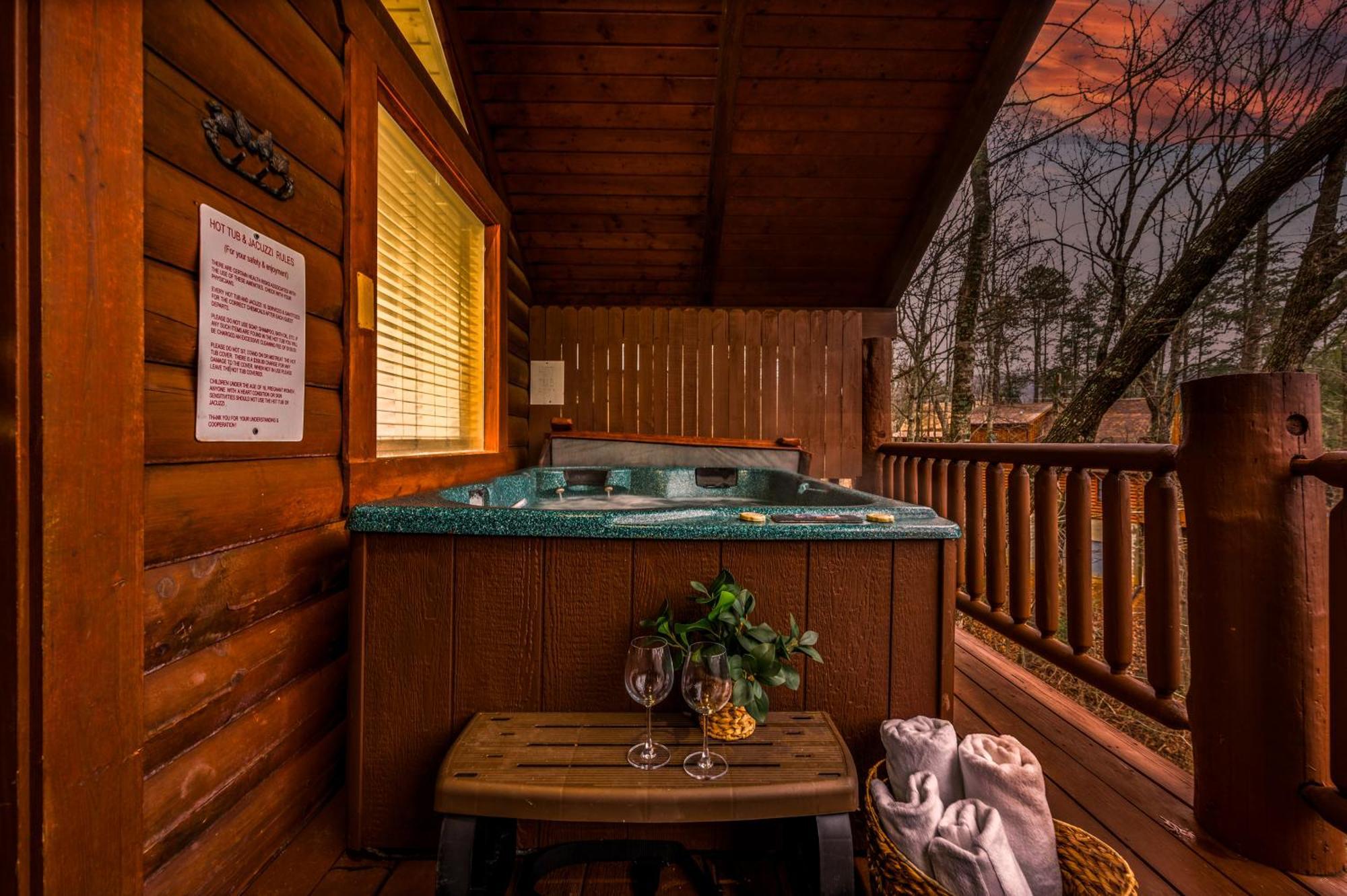 Log Cabin, Hot Tub, Fireplace, Pool Table & Views! Sevierville Ngoại thất bức ảnh