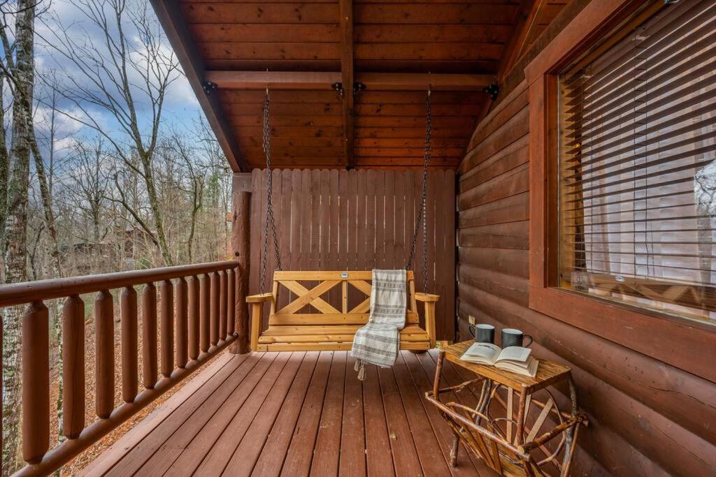Log Cabin, Hot Tub, Fireplace, Pool Table & Views! Sevierville Ngoại thất bức ảnh