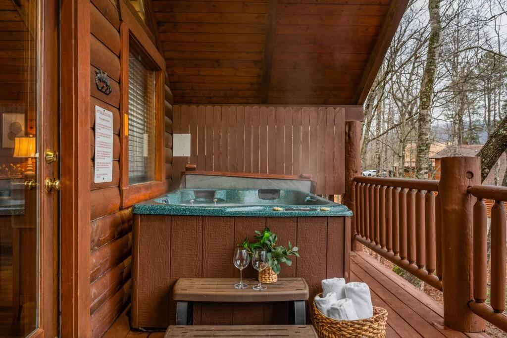 Log Cabin, Hot Tub, Fireplace, Pool Table & Views! Sevierville Ngoại thất bức ảnh