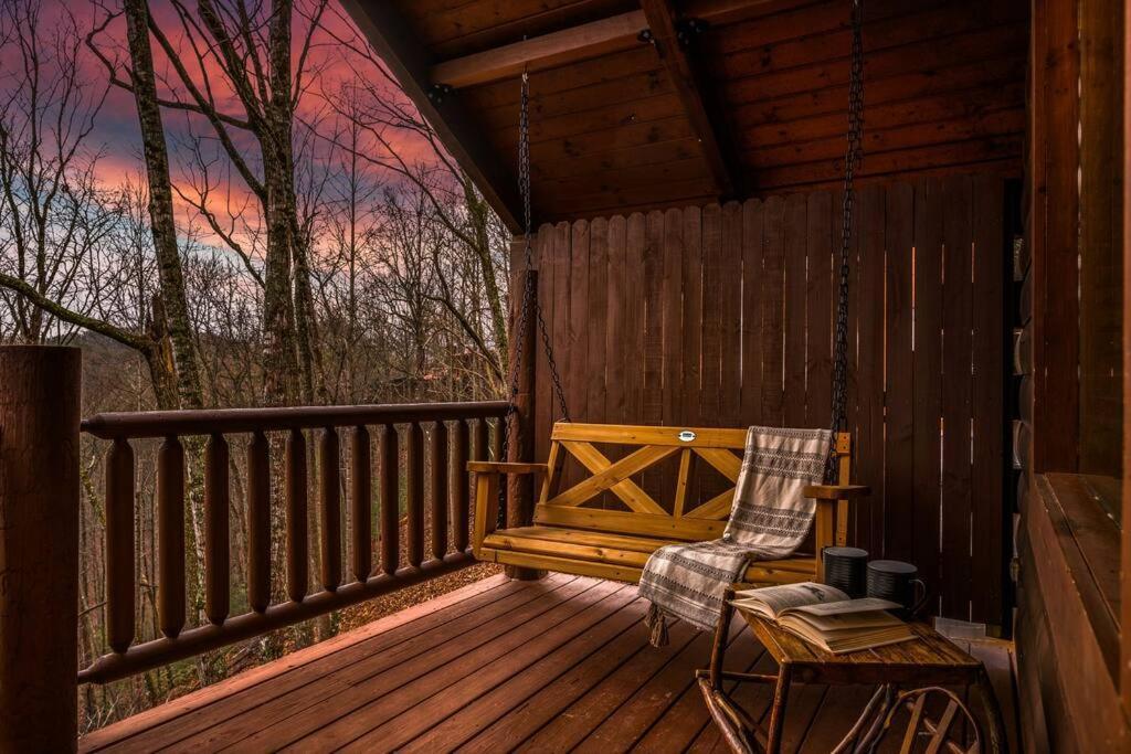 Log Cabin, Hot Tub, Fireplace, Pool Table & Views! Sevierville Ngoại thất bức ảnh