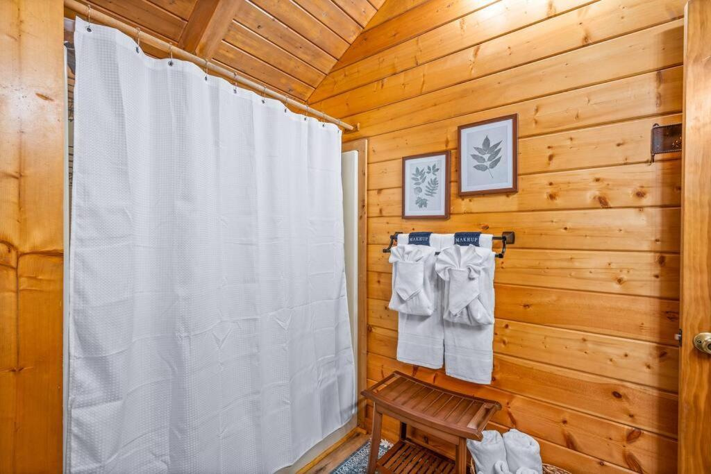Log Cabin, Hot Tub, Fireplace, Pool Table & Views! Sevierville Ngoại thất bức ảnh