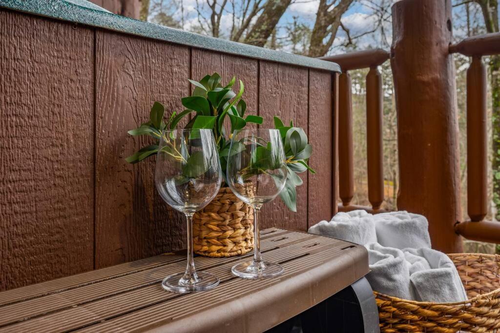 Log Cabin, Hot Tub, Fireplace, Pool Table & Views! Sevierville Ngoại thất bức ảnh