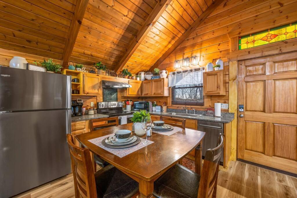 Log Cabin, Hot Tub, Fireplace, Pool Table & Views! Sevierville Ngoại thất bức ảnh