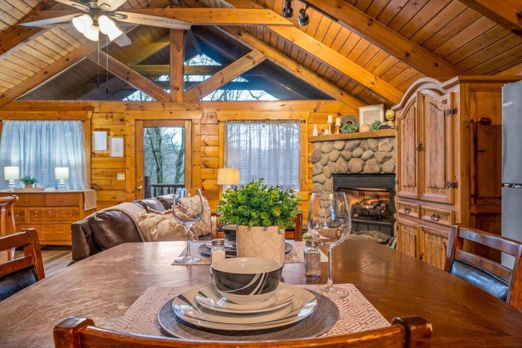 Log Cabin, Hot Tub, Fireplace, Pool Table & Views! Sevierville Ngoại thất bức ảnh