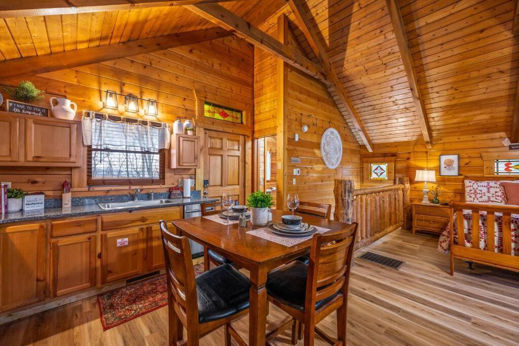 Log Cabin, Hot Tub, Fireplace, Pool Table & Views! Sevierville Ngoại thất bức ảnh