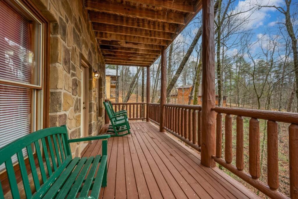 Log Cabin, Hot Tub, Fireplace, Pool Table & Views! Sevierville Ngoại thất bức ảnh