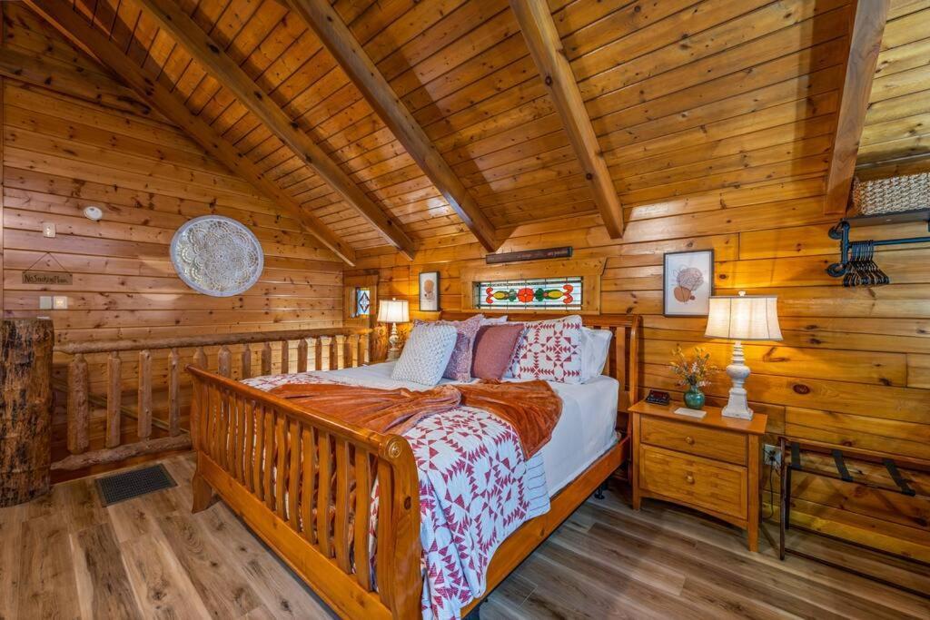 Log Cabin, Hot Tub, Fireplace, Pool Table & Views! Sevierville Ngoại thất bức ảnh