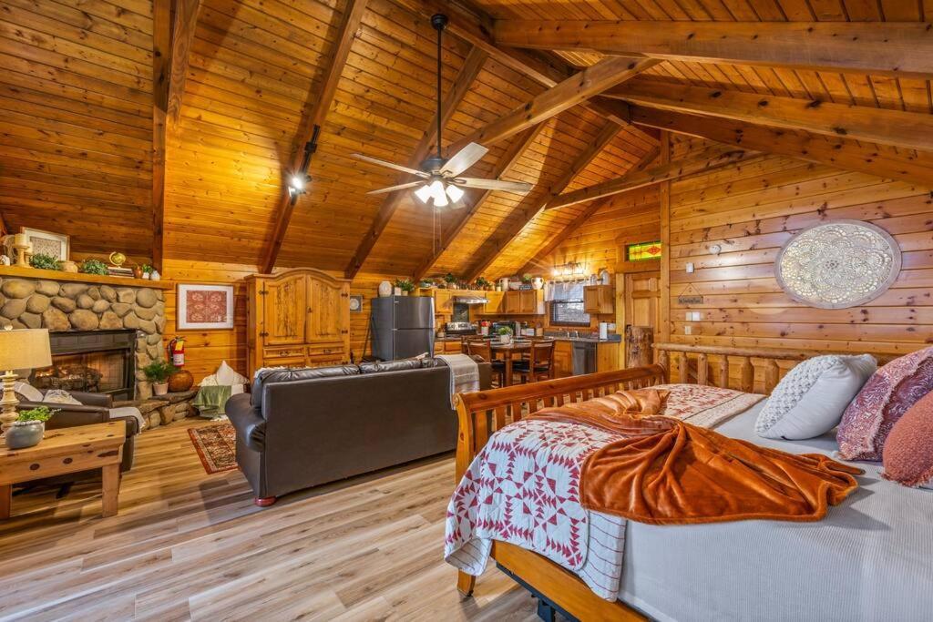 Log Cabin, Hot Tub, Fireplace, Pool Table & Views! Sevierville Ngoại thất bức ảnh