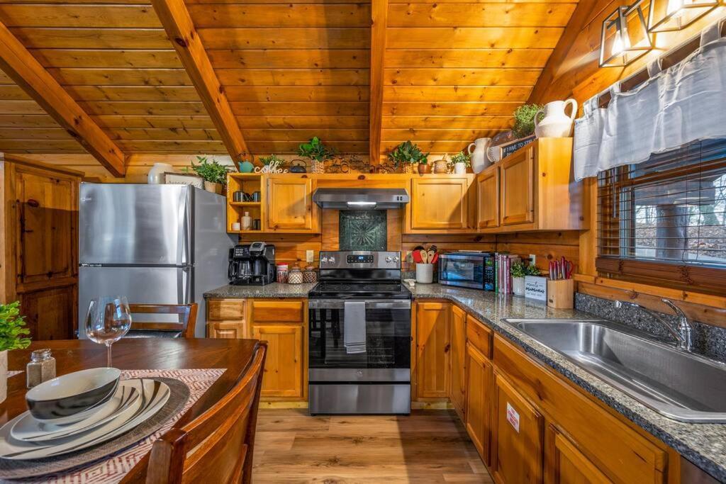 Log Cabin, Hot Tub, Fireplace, Pool Table & Views! Sevierville Ngoại thất bức ảnh