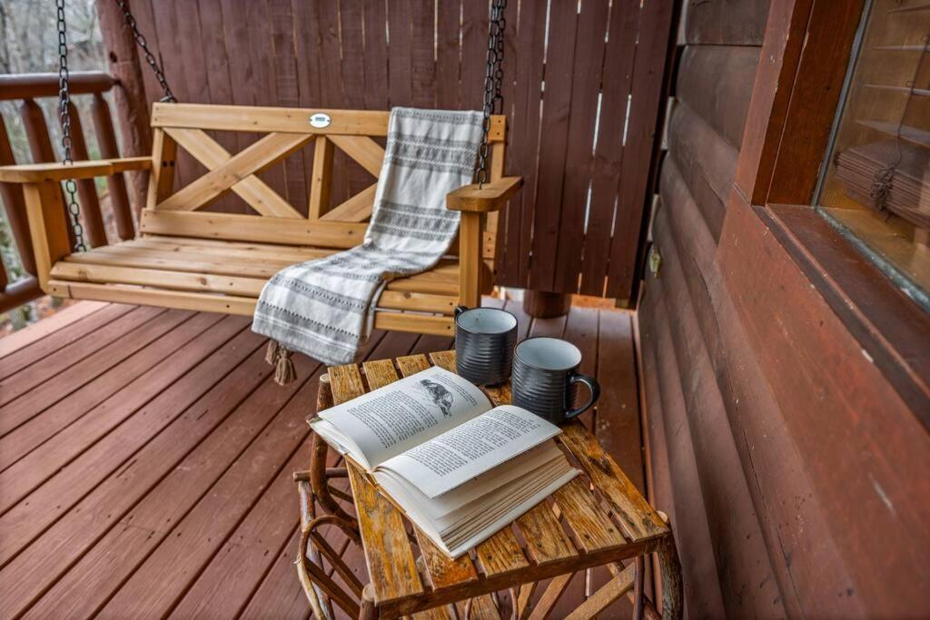 Log Cabin, Hot Tub, Fireplace, Pool Table & Views! Sevierville Ngoại thất bức ảnh