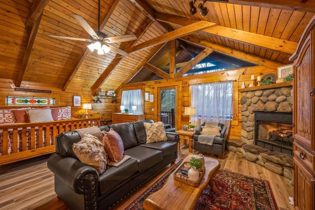 Log Cabin, Hot Tub, Fireplace, Pool Table & Views! Sevierville Ngoại thất bức ảnh
