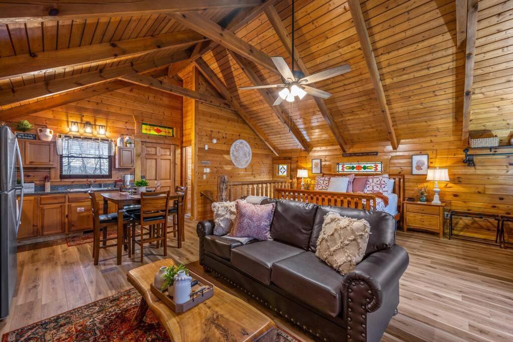 Log Cabin, Hot Tub, Fireplace, Pool Table & Views! Sevierville Ngoại thất bức ảnh