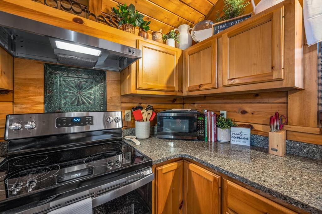 Log Cabin, Hot Tub, Fireplace, Pool Table & Views! Sevierville Ngoại thất bức ảnh