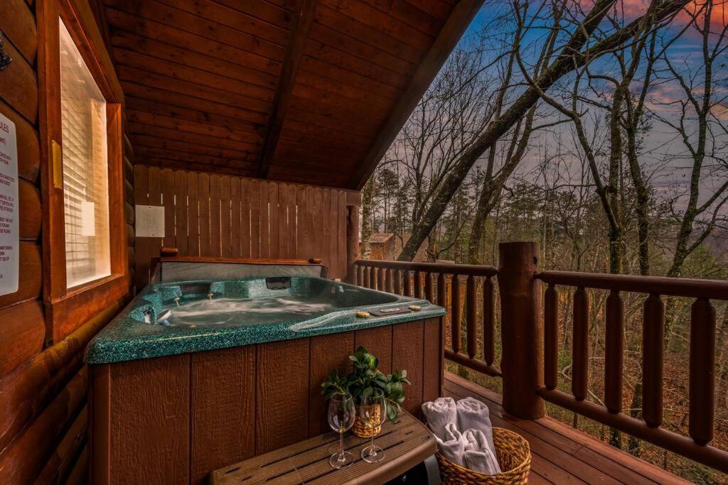 Log Cabin, Hot Tub, Fireplace, Pool Table & Views! Sevierville Ngoại thất bức ảnh