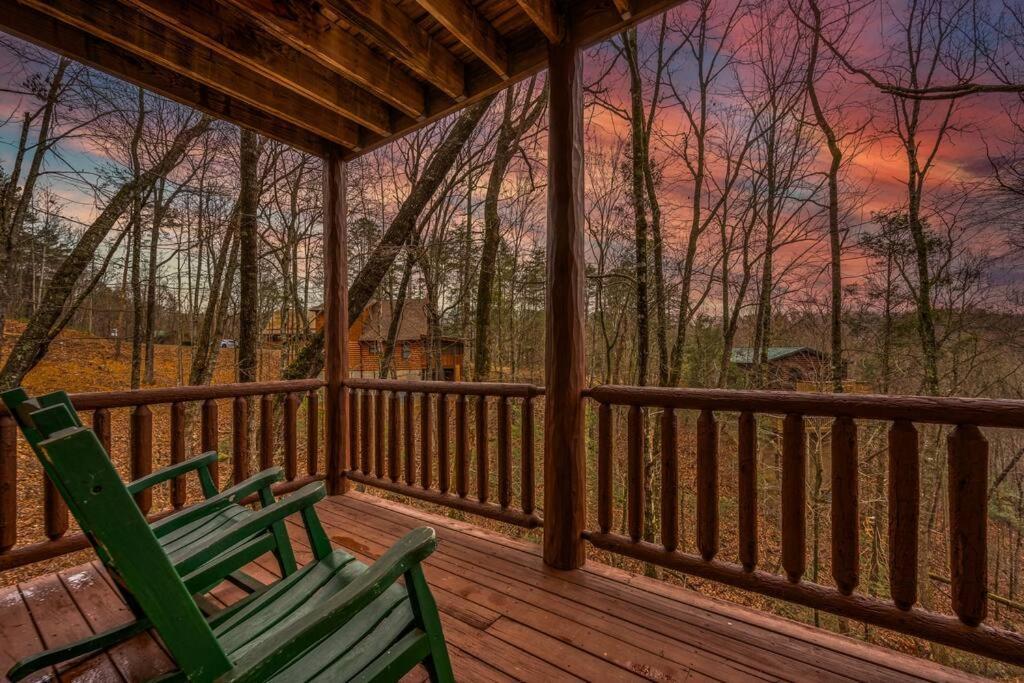 Log Cabin, Hot Tub, Fireplace, Pool Table & Views! Sevierville Ngoại thất bức ảnh